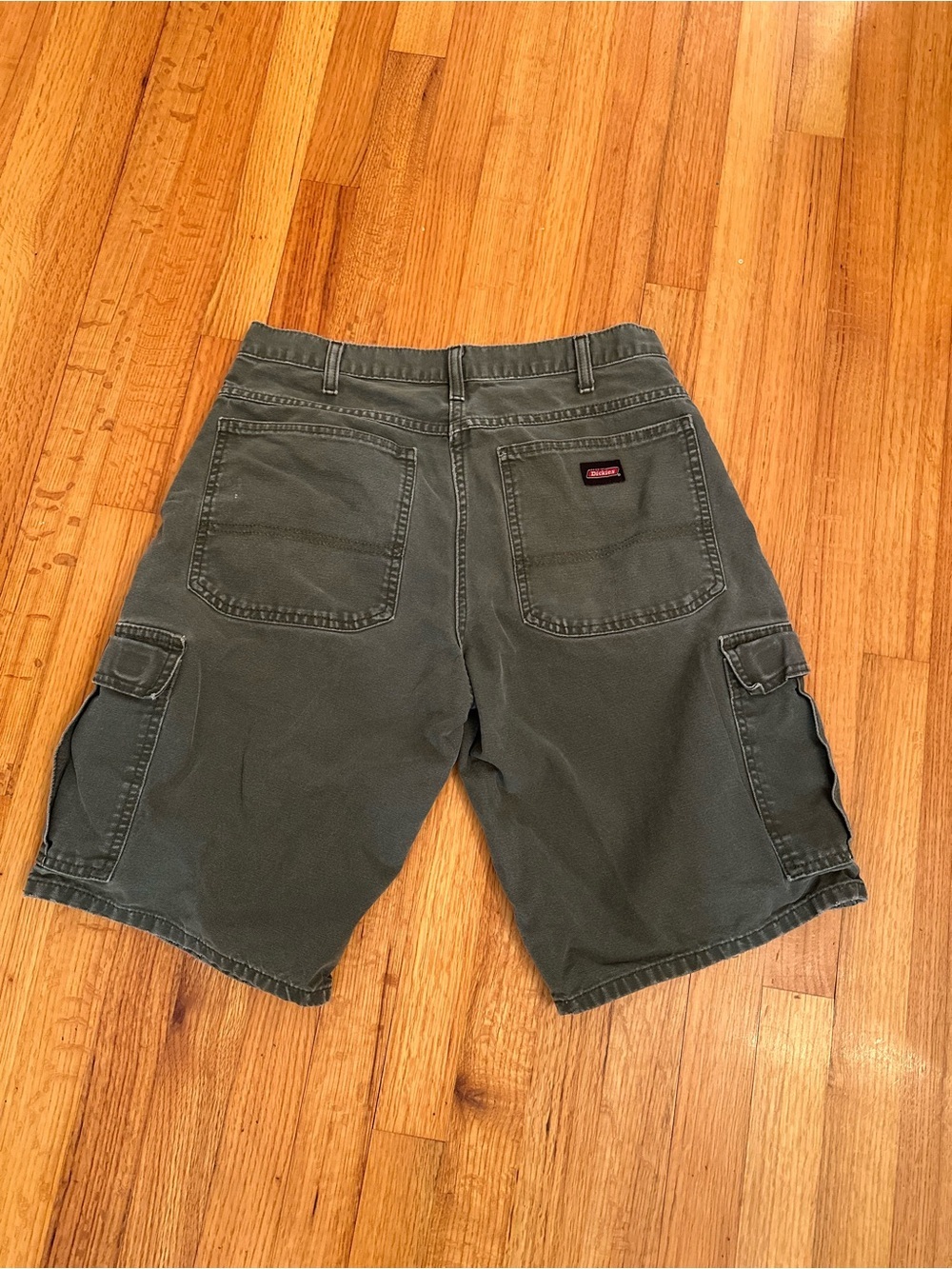 Dickies cargo pocket shorts with a relaxed fit size 32